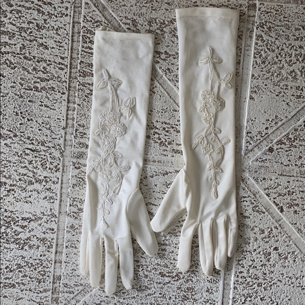 White gloves with embroidered appliqué